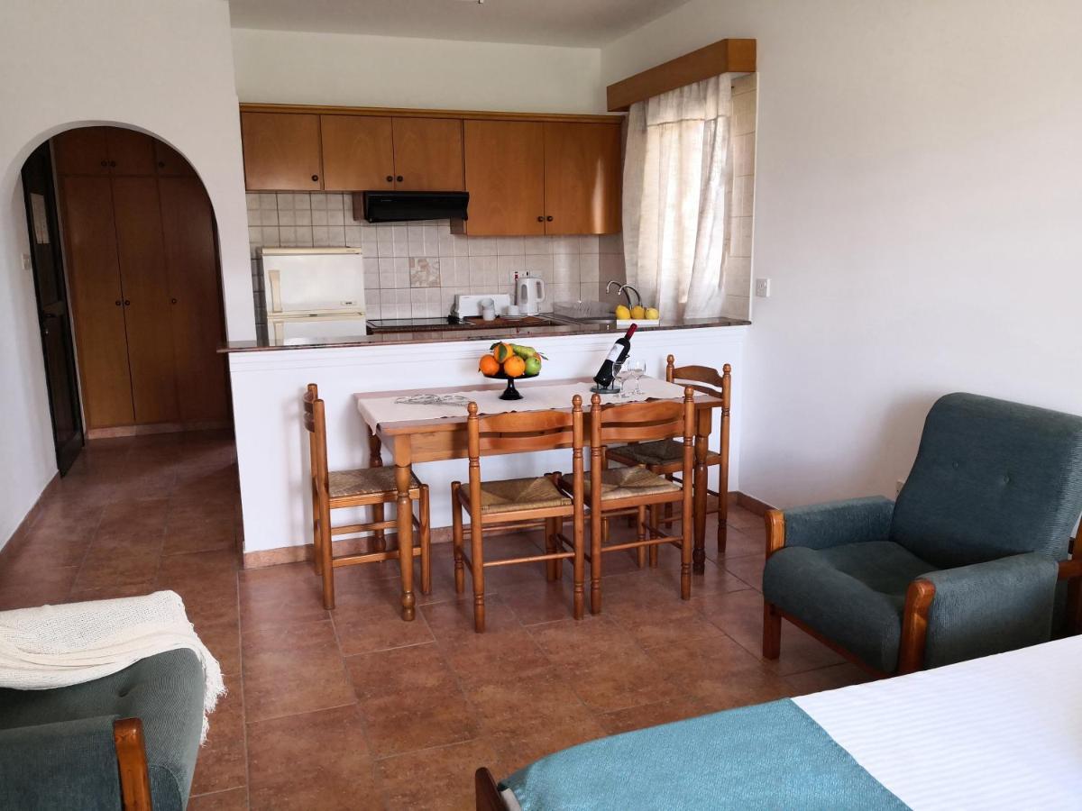 Seashell Apartments Paphos Bagian luar foto