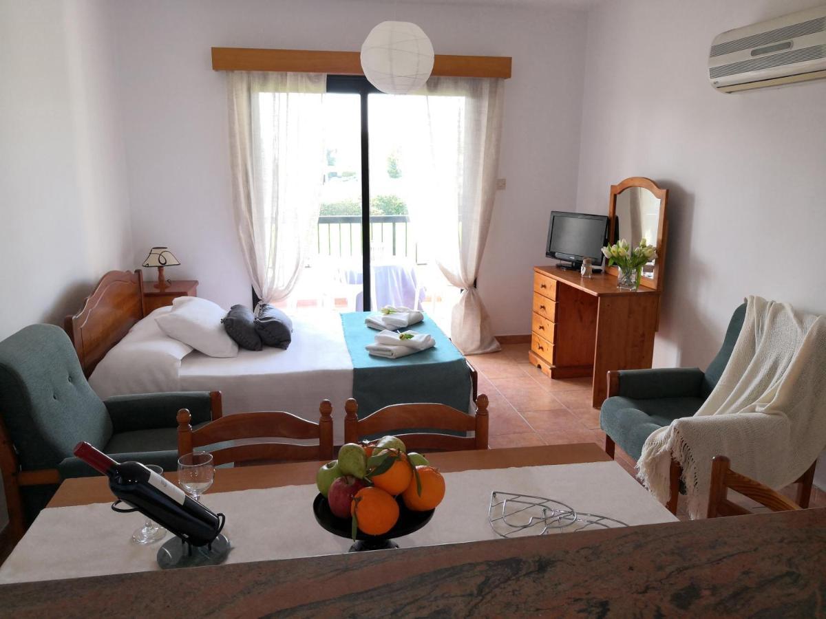 Seashell Apartments Paphos Bagian luar foto